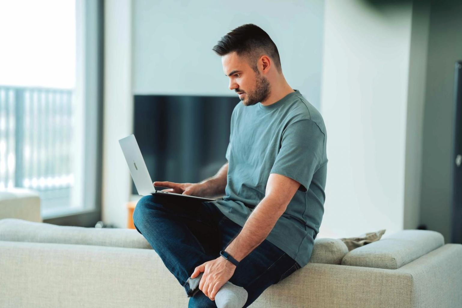 Équipe finance travaillant ensemble sur des analyses de marché