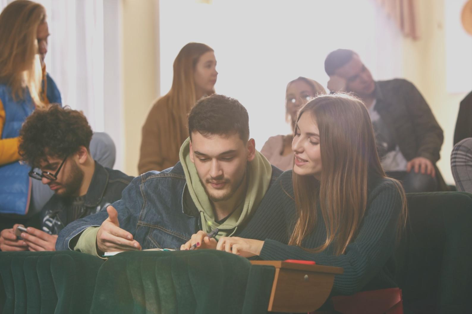 Environnement de travail moderne fynorellavis avec technologies financières avancées