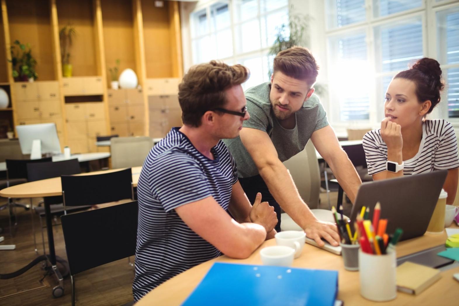 Professionnel analysant des données financières sur plusieurs écrans