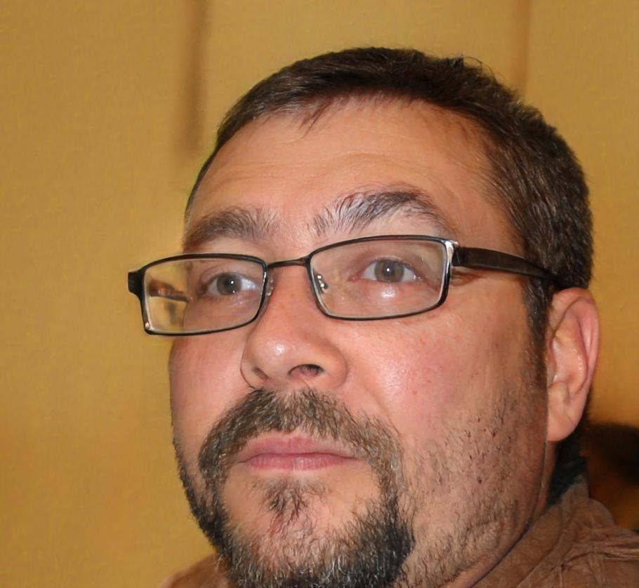 Portrait de Damien Rousseau, expert en finance